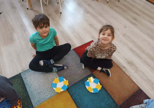 Dzieci biorą udział w zajęciach o tematyce "Układ Słoneczny".