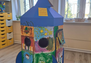 Rakieta pomalowana przez dzieci.