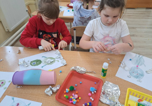 Dzieci wykonują pracę plastyczną pt. "Ufoludek".