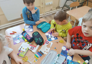 Dzieci wykonują prace plastyczną.