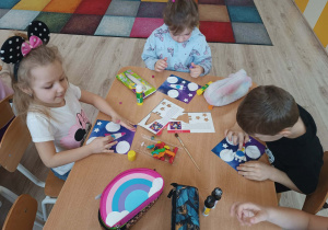 Dzieci wykonują prace plastyczną.