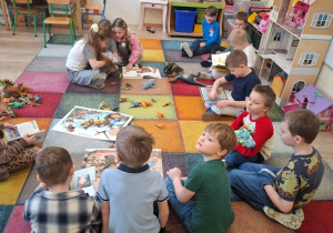 Dzieci oglądają albumy.