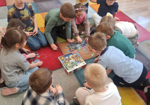 Dzieci układają puzzle.