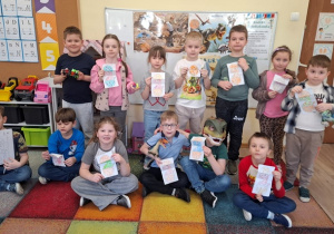 Dzieci pozują do wspólnego zdjęcia.