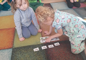 Dzieci segregują dinozaury.