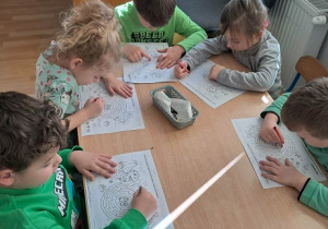 Dzieci wykonują karte pracy.