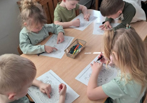 Dzieci wykonują kartę pracy.