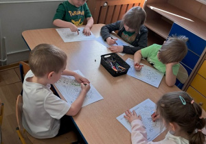 Dzieci wykonują kartę pracy.