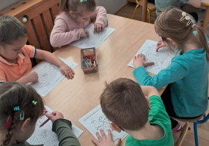 Dzieci wykonują kartę pracy.