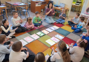 Dzieci uczą się prawidłowego oddechu.