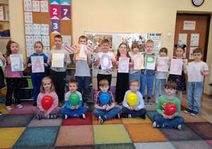 Dzieci pozują do zdjęcia.