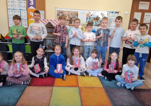 Dzieci pozują do zdjęcia.