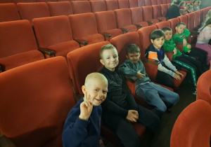 Dzieci czekające na rozpoczęcie przedstawienia.