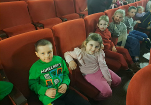 Dzieci czekające na rozpoczęcie przedstawienia.