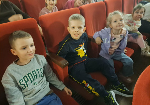 Dzieci czekające na rozpoczęcie przedstawienia.