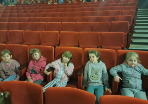 Dzieci czekające na rozpoczęcie przedstawienia.