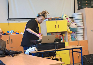 DJ miksujący muzykę.