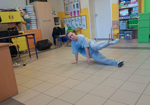 Tancerka wykonująca taniec breakdance.