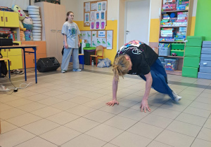 DJ wykonujący taniec breakdance.