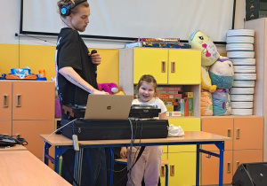 Dj i Daria miksują muzykę.