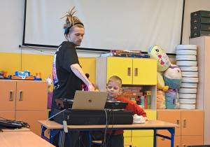 Dj i Marcel miksują muzykę.