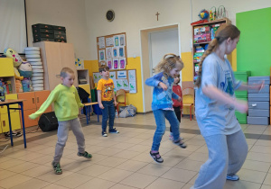 Dzieci tańczą breakdance.