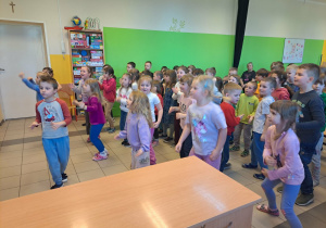 Dzieci tańczą breakdance.