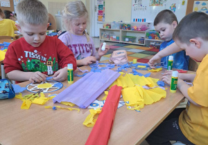 Dzieci wykonują kolorowe witraże.