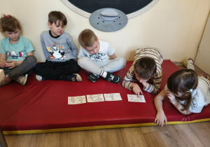Dzieci układają historyjkę obrazkową.