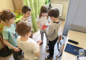 Dzieci podczas zabawy w kole.