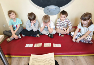 Dzieci słuchają opowiadania.