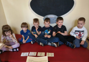 Dzieci słuchają opowiadania.