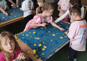 Dzieci podczas pracy plastycznej.