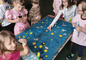 Dzieci podczas pracy plastycznej.