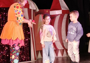 Dzieci na scenie podczas występu.