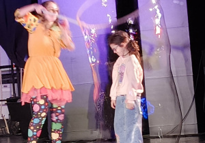 Dzieci na scenie podczas występu.