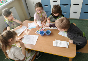 Dzieci wykonują pracę plastyczną.