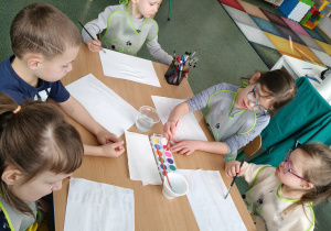 Dzieci wykonują pracę plastyczną.