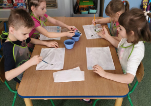 Dzieci wykonują pracę plastyczną.