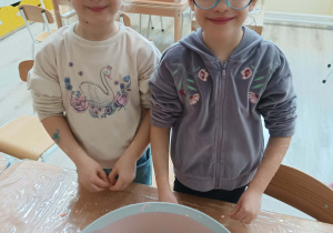 Dzieci uczestniczą w zabawach sensorycznych.