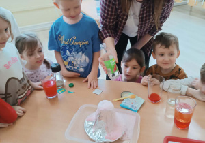 Dzieci uczestniczą w zabawach sensorycznych.