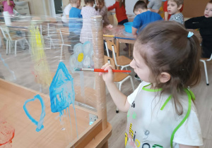 Dzieci uczestniczą w zabawach sensorycznych.