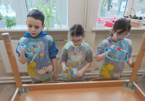 Dzieci uczestniczą w zabawach sensorycznych.