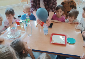 Dzieci uczestniczą w zabawach sensorycznych.