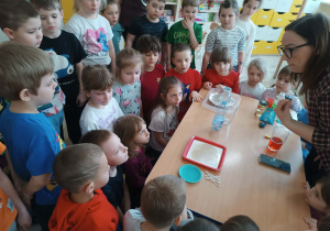 Dzieci uczestniczą w zabawach sensorycznych.