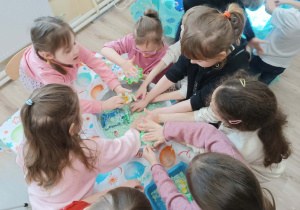 Dzieci uczestniczą w zabawach sensorycznych.