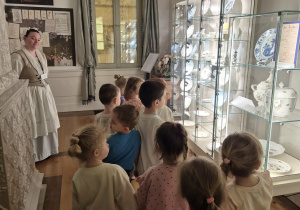 Dzieci oglądają wystawę naczyń