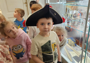 Chłopiec przymierza element historycznego stroju - nakrycie głowy