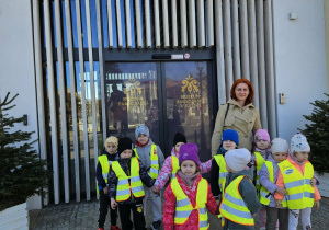 Dzieci wraz z nauczycielką przed wejściem do muzeum
