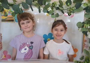 Zdjęcie dziewczynek w kwiatowej ramce.